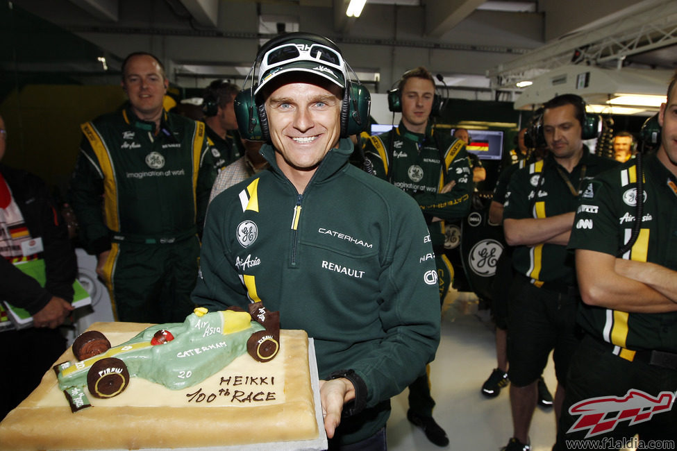 Heikki Kovalainen posa con su tarta de celebración