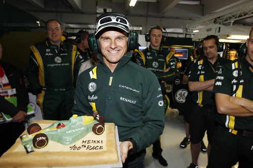 Heikki Kovalainen posa con su tarta de celebración