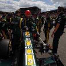 Heikki Kovalainen se sube al Caterham CT01