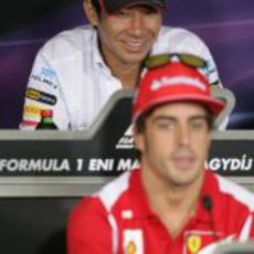Kamui Kobayashi sonríe tras Fernando Alonso