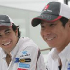 Sergio Pérez y Kamui Kobayashi sonríen