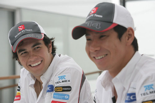 Sergio Pérez y Kamui Kobayashi sonríen