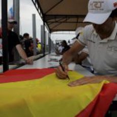 Pedro de la Rosa firma en la bandera española