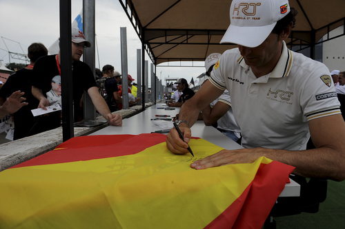 Pedro de la Rosa firma en la bandera española