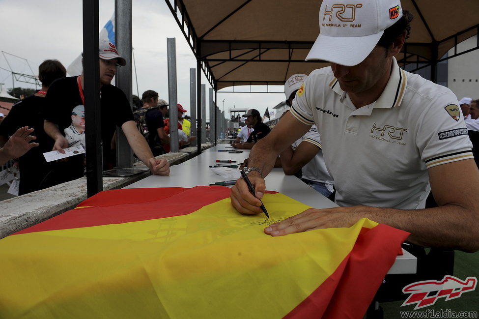 Pedro de la Rosa firma en la bandera española