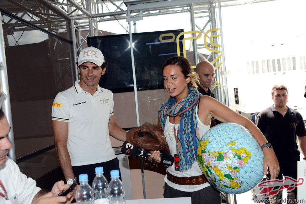 Laia Ferrer, Pedro de la Rosa y una bola del mundo