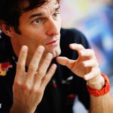 Mark Webber intenta explicarse