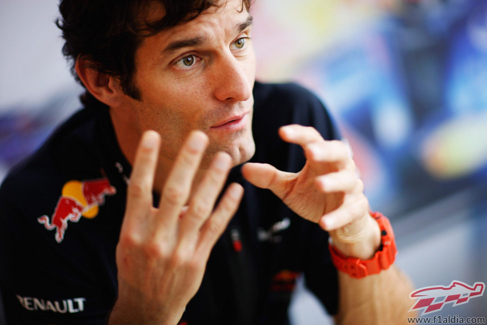 Mark Webber intenta explicarse