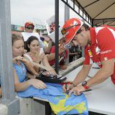 Fernando Alonso deja su firma en una bandera asturiana