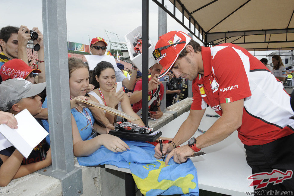 Fernando Alonso deja su firma en una bandera asturiana