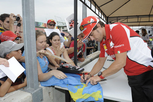 Fernando Alonso deja su firma en una bandera asturiana