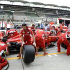 Ensayo de cambio de neumáticos del equipo Ferrari