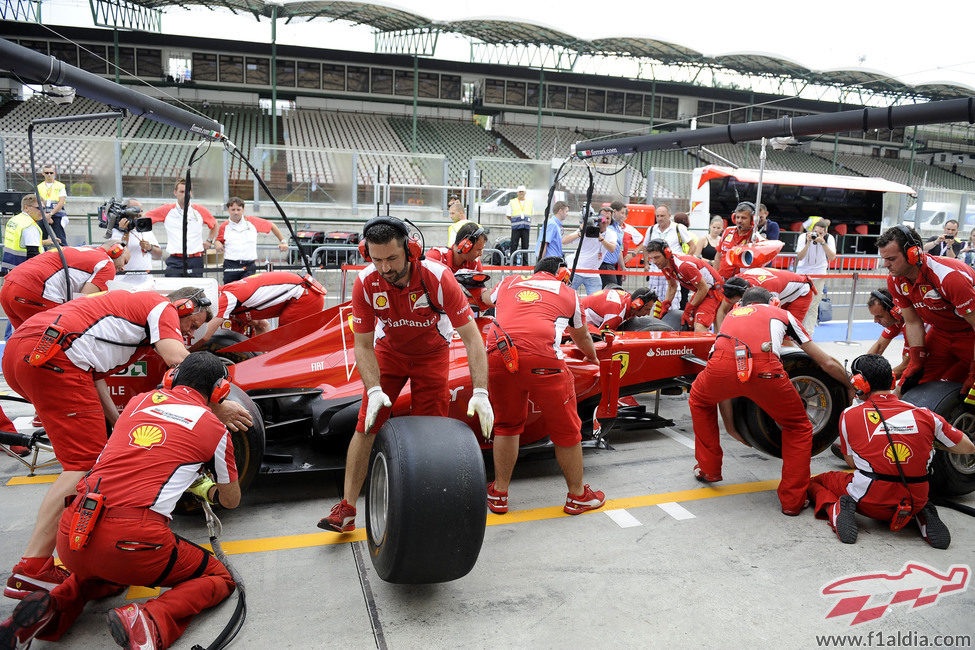 Ensayo de cambio de neumáticos del equipo Ferrari