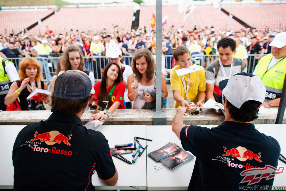 Los pilotos de Toro Rosso firman autógrafos