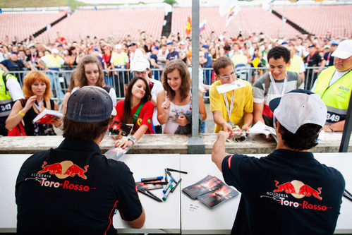 Los pilotos de Toro Rosso firman autógrafos