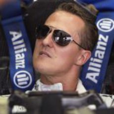 Michael Schumacher luce sus gafas en el 'cockpit'