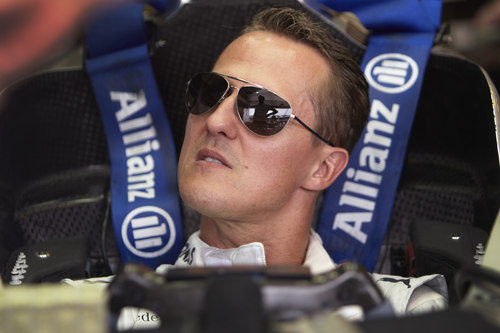 Michael Schumacher luce sus gafas en el 'cockpit'