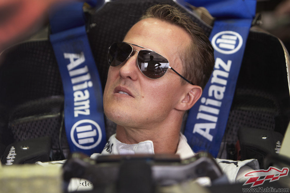 Michael Schumacher luce sus gafas en el 'cockpit'