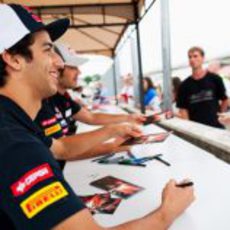 Los pilotos de Toro Rosso firman autógrafos a sus aficionados