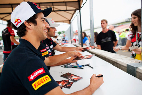 Los pilotos de Toro Rosso firman autógrafos a sus aficionados