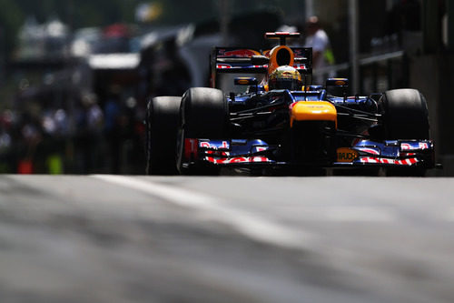 Sebastian Vettel se asoma por el pit-lane de Hungaroring