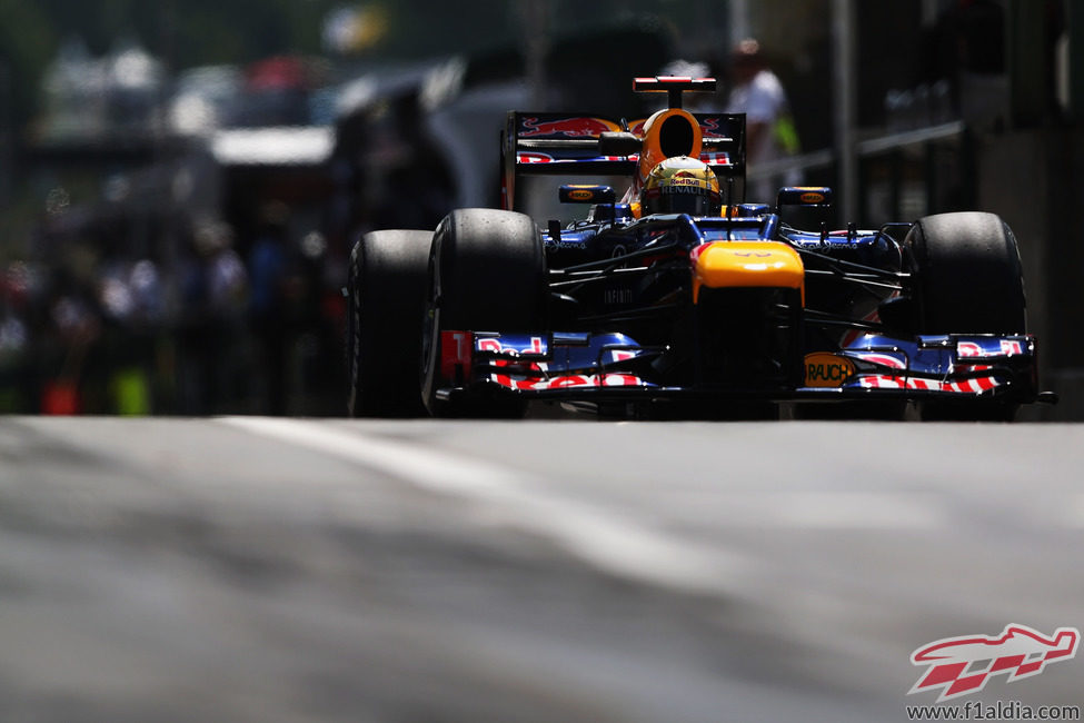 Sebastian Vettel se asoma por el pit-lane de Hungaroring