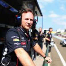 Christian Horner echa un vistazo al pit-lane en Hungaroring