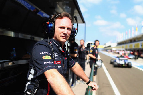 Christian Horner echa un vistazo al pit-lane en Hungaroring