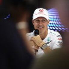 Michael Schumacher atiende a los medios en Hungaroring
