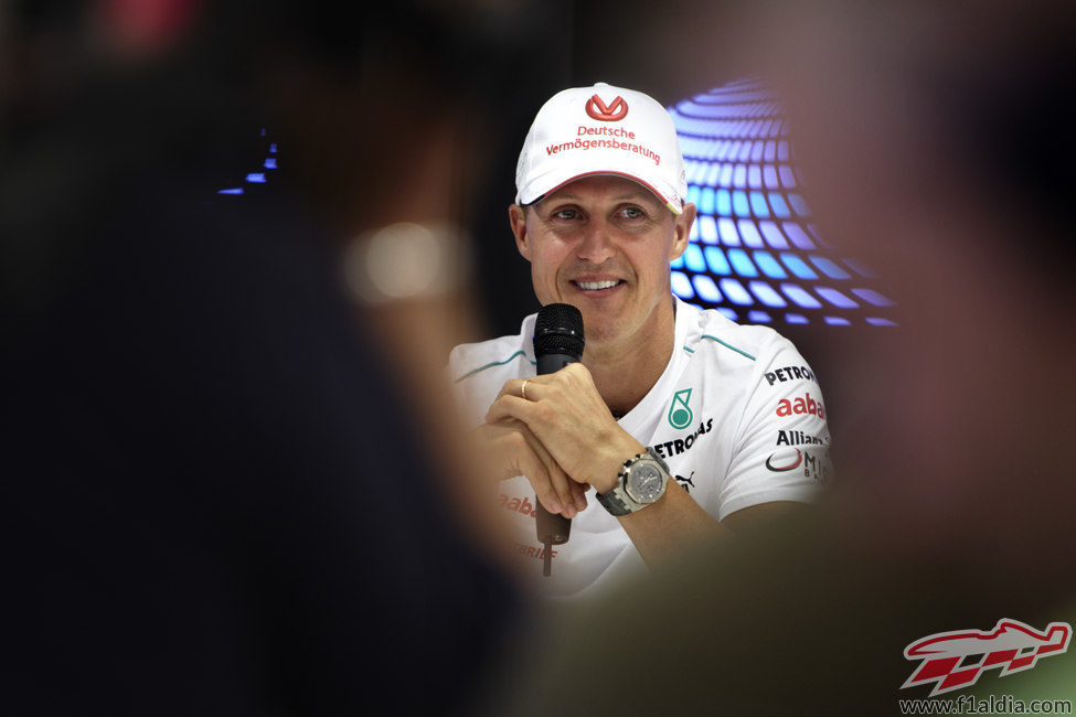Michael Schumacher atiende a los medios en Hungaroring