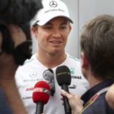 Nico Rosberg responde las preguntas de los periodistas