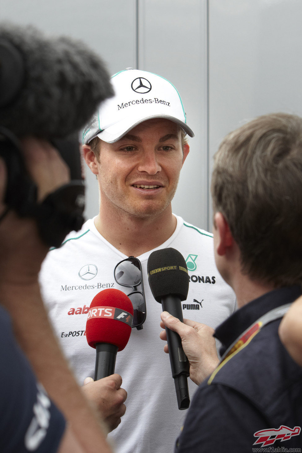 Nico Rosberg responde las preguntas de los periodistas