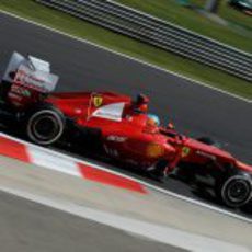 Fernando Alonso rueda en los libres del GP de Hungría 2012