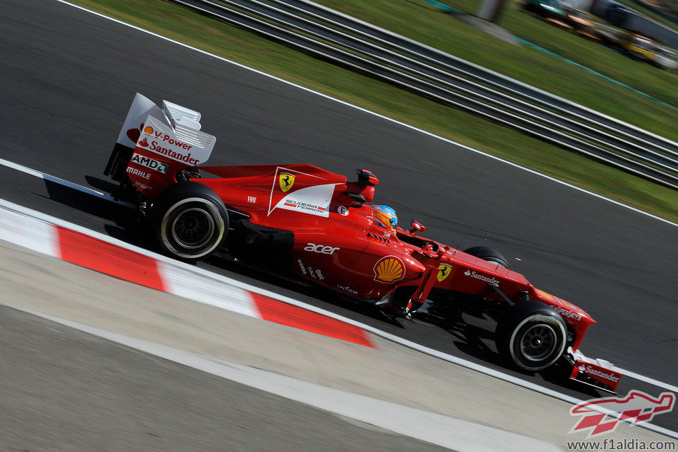 Fernando Alonso rueda en los libres del GP de Hungría 2012