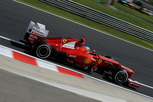 Fernando Alonso rueda en los libres del GP de Hungría 2012