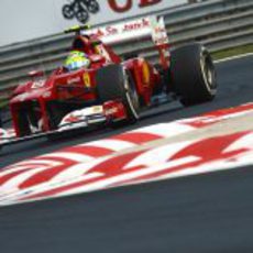 Felipe Massa pilota su F2012 en el circuito de Hungaroring