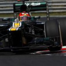 Heikki Kovalainen toma una curva en los libres de Hungría