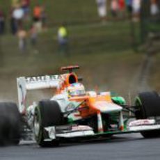 Paul di Resta intenta conseguir un buen tiempo sobre mojado