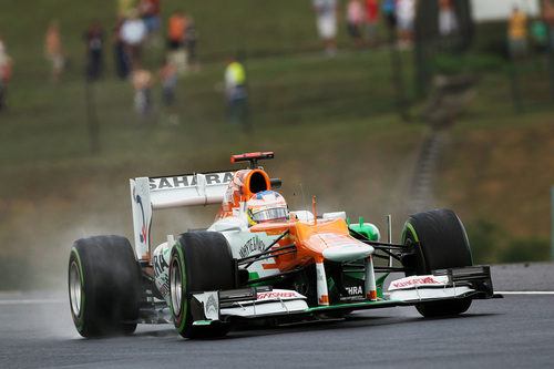 Paul di Resta intenta conseguir un buen tiempo sobre mojado