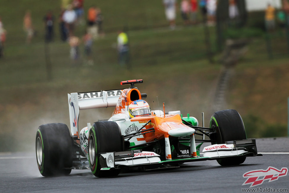 Paul di Resta intenta conseguir un buen tiempo sobre mojado