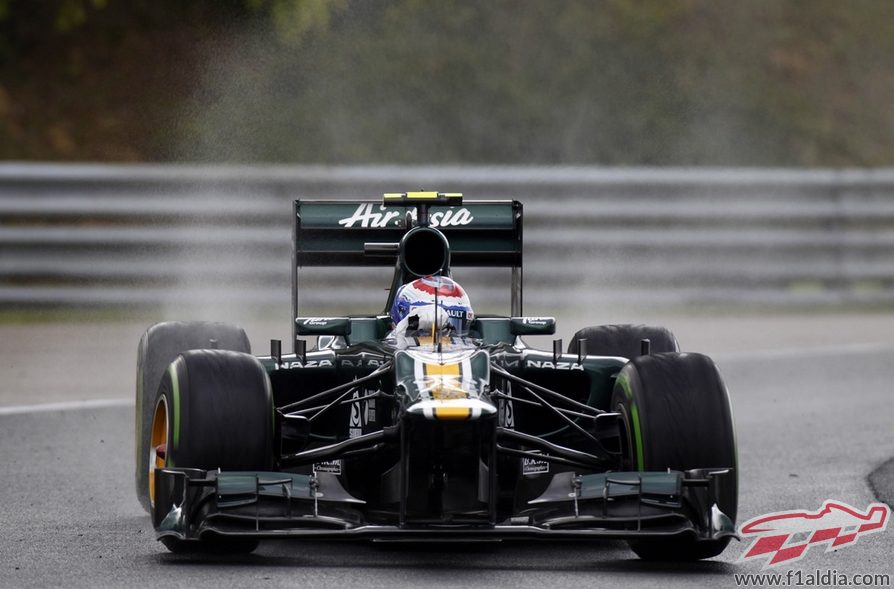 Vitaly Petrov toma un curva sobre el asfalto mojado de Hungaroring