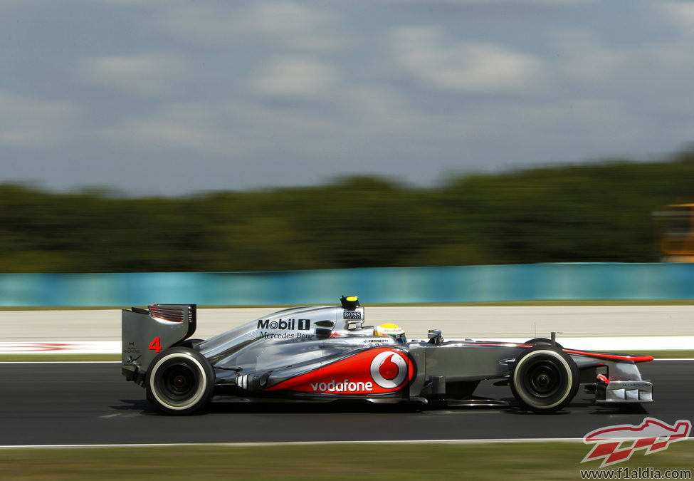 Lewis Hamilton pilota su McLaren en Hungaroring