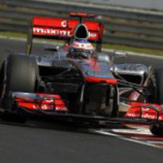 Jenson Button a bordo de su MP4-27 en Hungaroring