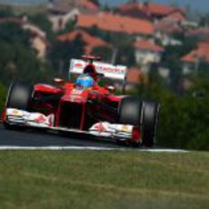 Fernando Alonso pilotando durante la clasificación