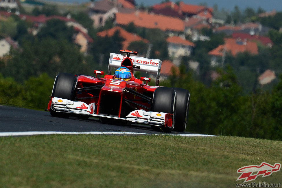 Fernando Alonso pilotando durante la clasificación