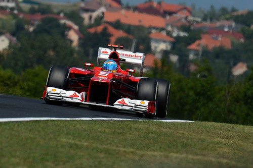 Fernando Alonso pilotando durante la clasificación