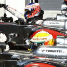 Jenson Button y Lewis Hamilton tras la clasificación