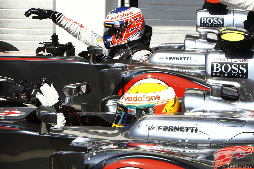 Jenson Button y Lewis Hamilton tras la clasificación