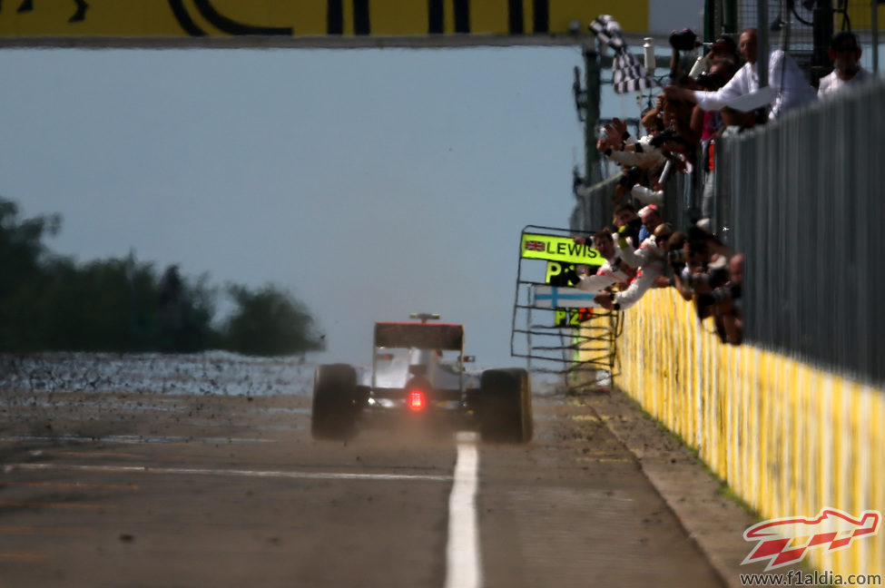 Lewis Hamilton cruza la meta el primero en Hungría