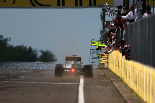 Lewis Hamilton cruza la meta el primero en Hungría